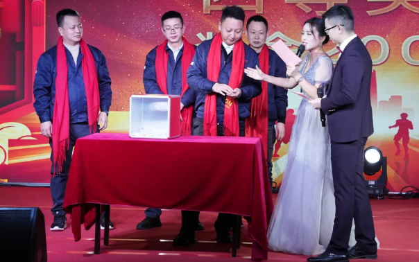 黄石世界杯2024年终晚会：凝心聚力，，，，，，，共创鲜丽！